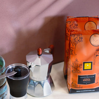 Sacs de 340 g de grains de café d'origine unique de l'Inde - cafetière moka et moulin à main.