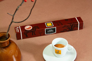 Caja de cápsulas Nespresso compatibles de aluminio Gran Cru Etiopía con taza de café espresso Filicori Zecchini.