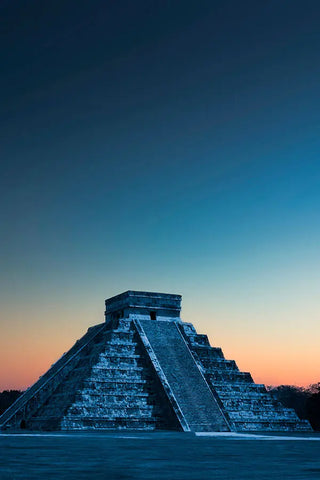 Vista all'alba della piramide Maya di Chichen Itza, in Messico.