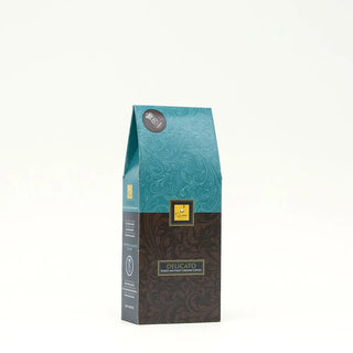 Delicato | Caffè Macinato in confezione elegante, ricco di sapori e aromi senza tempo, perfetto per ogni pausa caffè.
