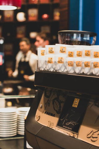 Macchina espresso, vista retro, decorata Filicori Zecchini con tazzine con marchio.