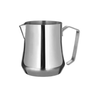 Lattiera Pro Filicori Zecchini in acciaio, ideale per cappuccini cremosi in bar e caffetterie. Disponibile in 50 cl e 75 cl.