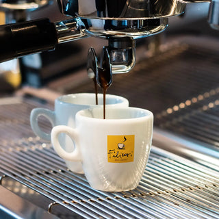 Extracción de café espresso en tazas blancas oficiales Filicori Zecchini.