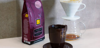 Taza Centenario, bolsa de granos de café Grand Cru Guatemala y cafetera V60.