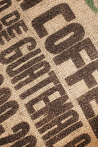 Dettaglio di un sacco di juta di caffè verde del Guatemala.
