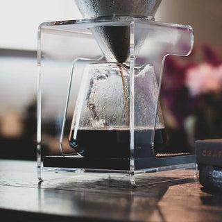 HARIO V60 Drip Station | Accessorio Brewing per un'estrazione ottimale, design semplice in plastica e acciaio.
