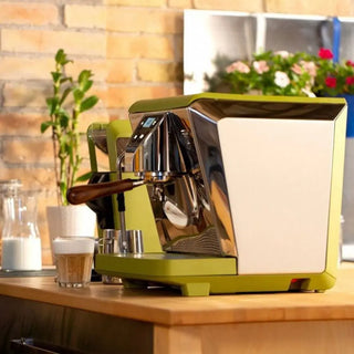NUOVA SIMONELLI Oscar Mood | Macchina Espresso elegante con design moderno, ideale per un caffè perfetto a casa.