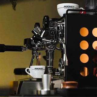 ROCKET ESPRESSO MILANO Appartamento Serie Nera | Macchina Espresso in azione, ideale per spazi compatti e moderni.